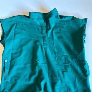 Figs small scrub top green